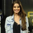 Jaqueta jeans também tem vez no closet da atriz Camila Queiroz