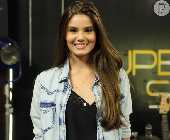 Jaqueta jeans também tem vez no closet da atriz Camila Queiroz