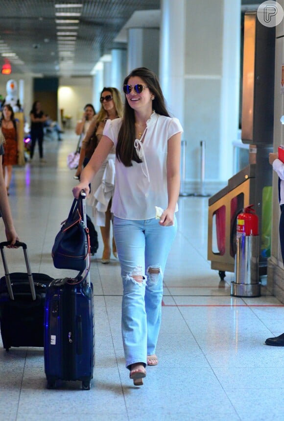 Camila Queiroz é adepta do jeans em várias ocasiões: viagens, passeio no shopping ou eventos