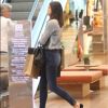 Camila Queiroz é adepta do jeans em várias ocasiões: viagens, passeio no shopping ou eventos
