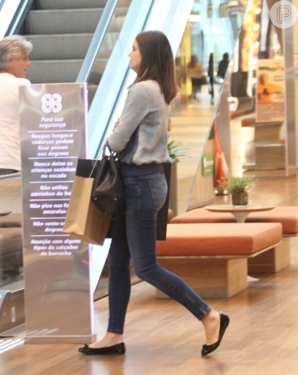 Camila Queiroz é adepta do jeans em várias ocasiões: viagens, passeio no shopping ou eventos