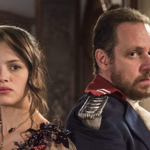 Domitila (Agatha Moreira) encomenda a morte de Felício (Bruce Gomlevsky), mas ele não cai na emboscada dos assassinos, na novela 'Novo Mundo'