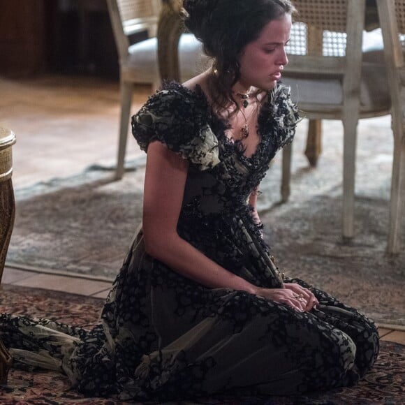 Domitila (Agatha Moreira) descobre que todas as suas joias foram roubadas, na novela 'Novo Mundo'