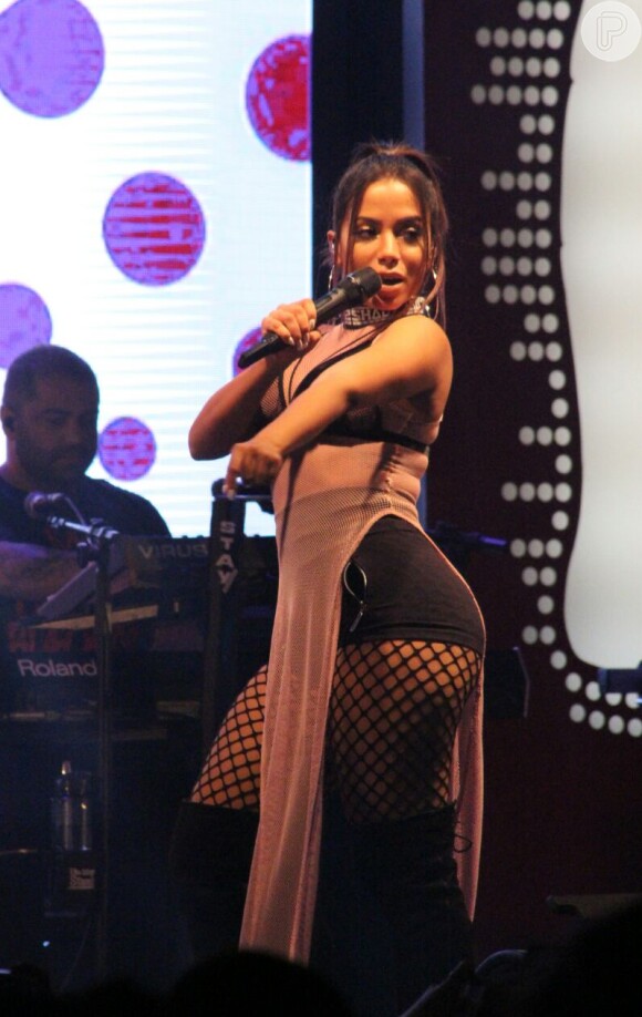 A cantora Anitta é adepta de looks ousados e transparentes