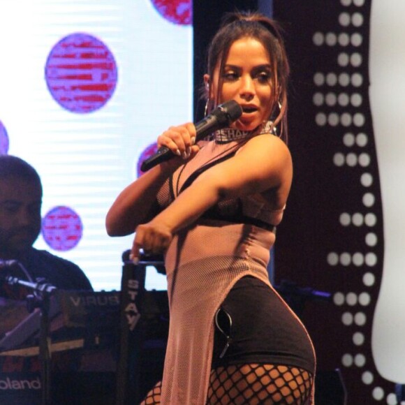 A cantora Anitta é adepta de looks ousados e transparentes