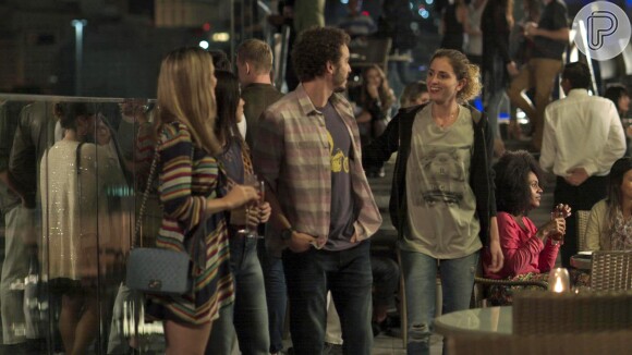 Ivana (Carol Duarte) e Cláudio (Gabriel Stauffer) vão a uma boate para dançar, na novela 'A Força do Querer'