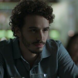 Cláudio (Gabriel Stauffer) percebe que Ivana (Carol Duarte) está com ciúmes dele, na novela 'A Força do Querer'