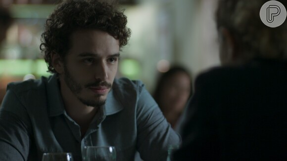 Cláudio (Gabriel Stauffer) percebe que Ivana (Carol Duarte) está com ciúmes dele, na novela 'A Força do Querer'