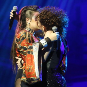 Laila Garin e Alice Caymmi deram beijão no palco da 28ª edição do Prêmio da Música Brasileira, no Teatro Municipal, no Rio de Janeiro, na noite desta quarta-feira, 19 de julho de 2017