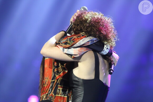 Laila Garin e Alice Caymmi deram beijão no palco da 28ª edição do Prêmio da Música Brasileira, no Teatro Municipal, no Rio de Janeiro, na noite desta quarta-feira, 19 de julho de 2017