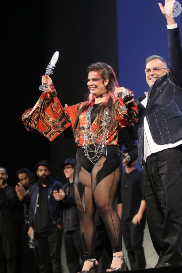 Laila Garin e Alice Caymmi deram beijão no palco da 28ª edição do Prêmio da Música Brasileira, no Teatro Municipal, no Rio de Janeiro, na noite desta quarta-feira, 19 de julho de 2017