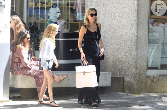 Kate Moss foi às compras acompanhada da filha, Lila Grace Moss, de 11 anos