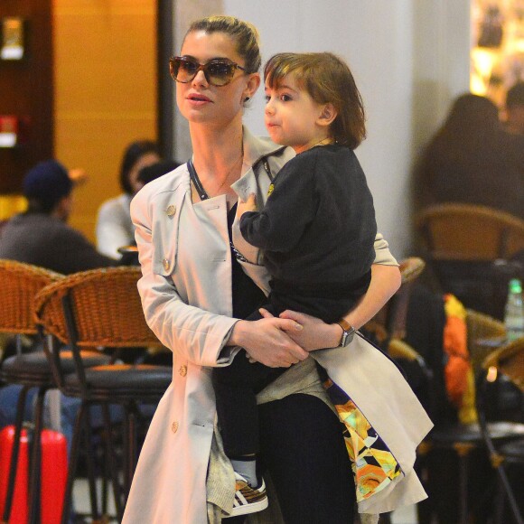 Alinne Moraes e o filho, Pedro, de três anos, embarcaram no aeroporto no Rio de Janeiro, na noite desta quarta-feira, 19 de julho de 2017