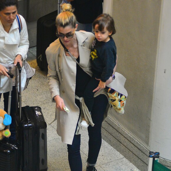 Alinne Moraes e o filho, Pedro, de três anos, são clicados ao embarcar em aeroporto no Rio de Janeiro, na noite desta quarta-feira, 19 de julho de 2017