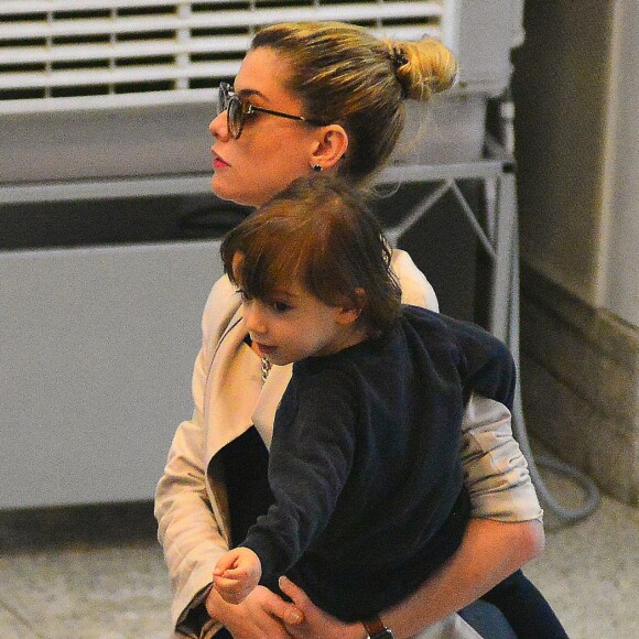 Alinne Moraes e o filho, Pedro, de três anos, são clicados ao embarcar em aeroporto no Rio de Janeiro, na noite desta quarta-feira, 19 de julho de 2017