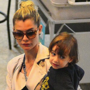 Alinne Moraes e o filho, Pedro, de três anos, surgem estilosos ao embarcar em aeroporto no Rio de Janeiro, na noite desta quarta-feira, 19 de julho de 2017