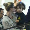 Alinne Moraes e o filho, Pedro, de três anos, são clicados ao embarcar em aeroporto no Rio de Janeiro, na noite desta quarta-feira, 19 de julho de 2017