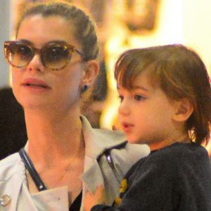 Filho de Alinne Moraes, Pedro, mostra semelhança com a mãe em aeroporto do Rio de Janeiro