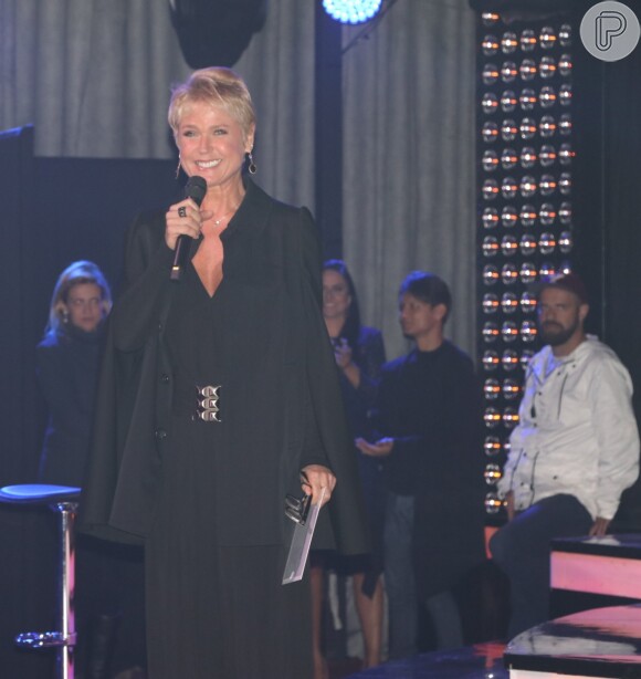 Xuxa Meneghel, aos 54 anos, rebateu críticas sobre aparência nos estúdios da RecordTV na noite de quarta-feira, 19 de julho de 2017