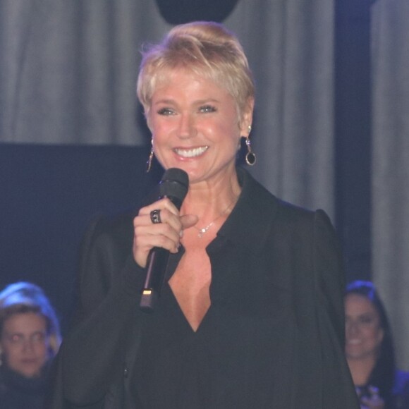 Xuxa Meneghel, aos 54 anos, rebateu críticas sobre aparência nos estúdios da RecordTV na noite de quarta-feira, 19 de julho de 2017