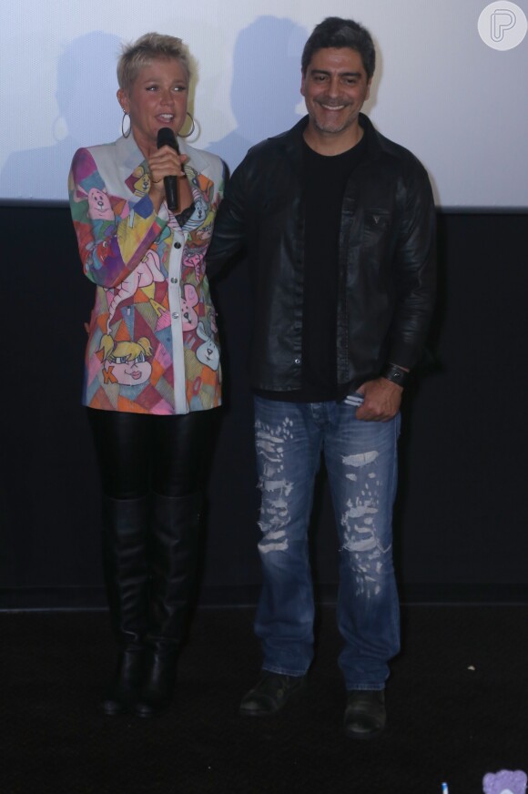 Xuxa Meneghel, namorada de Junno Andrade, viajou com cantor para Nova York, nos Estados Unidos