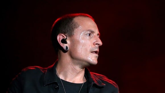 Chester Bennington, da banda Linkin Park, se suicida aos 41 anos, diz site