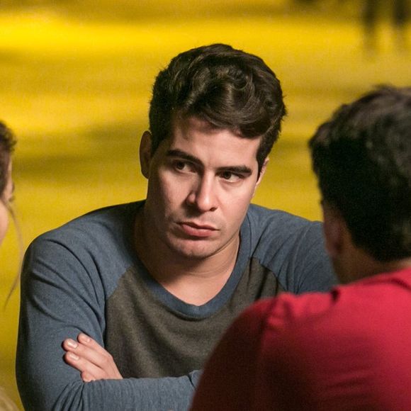 Júlio (Thiago Martins) reúne os comparsas e anuncia que vai enterrar seus dólares no cemitério de animais, na novela 'Pega Pega'