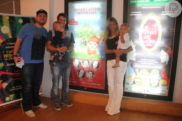 Marcelo Serrado e a mulher, Roberta Fernandes, posam para foto com os filhos gêmeos, Felipe e Guilherme