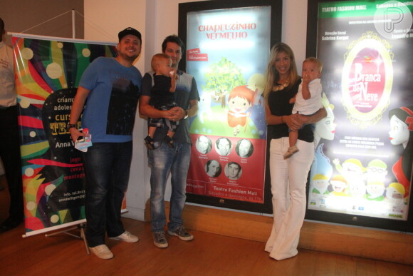 Marcelo Serrado e a mulher, Roberta Fernandes, levam os filhos gêmeos, Guilherme e Felipe, para assistir ao espetáculo 'Chapeuzinho Vermelho, O Valor de um Sorriso'