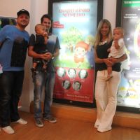 Marcelo Serrado vai ao teatro com os filhos gêmeos, Guilherme e Felipe