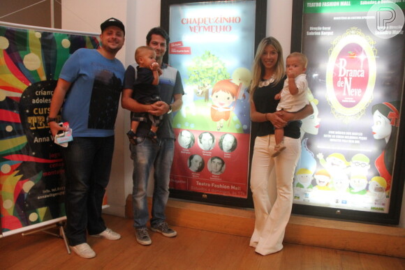 Marcelo Serrado e a mulher, Roberta Fernandes, levam os filhos gêmeos, Guilherme e Felipe, para assistir ao espetáculo 'Chapeuzinho Vermelho, O Valor de um Sorriso', no teatro Fashion Mall, no Rio de Janeiro, em 6 de abril de 2014