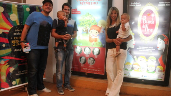 Marcelo Serrado vai ao teatro com os filhos gêmeos, Guilherme e Felipe