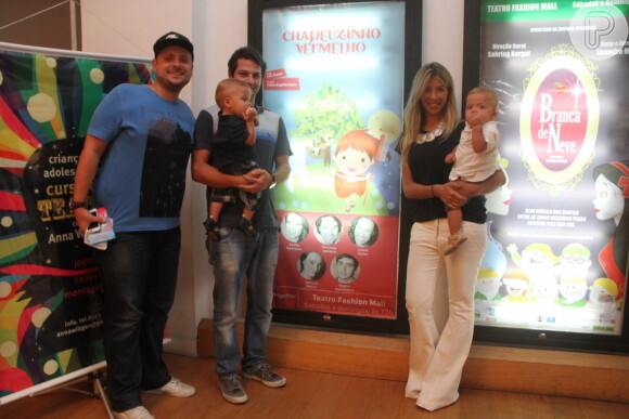 Marcelo Serrado e a mulher, Roberta Fernandes, vão ao teatro com os filhos gêmeos, Felipe e Guilherme