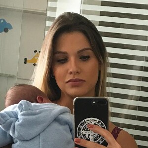 Mulher de Gusttavo Lima, Andressa Suita posou com o filho recém-nascido 