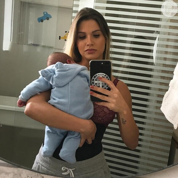Mulher de Gusttavo Lima, Andressa Suita posou com o filho recém-nascido 