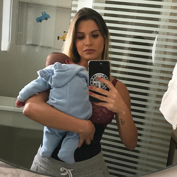 Mulher de Gusttavo Lima, Andressa Suita posou com o filho recém-nascido 