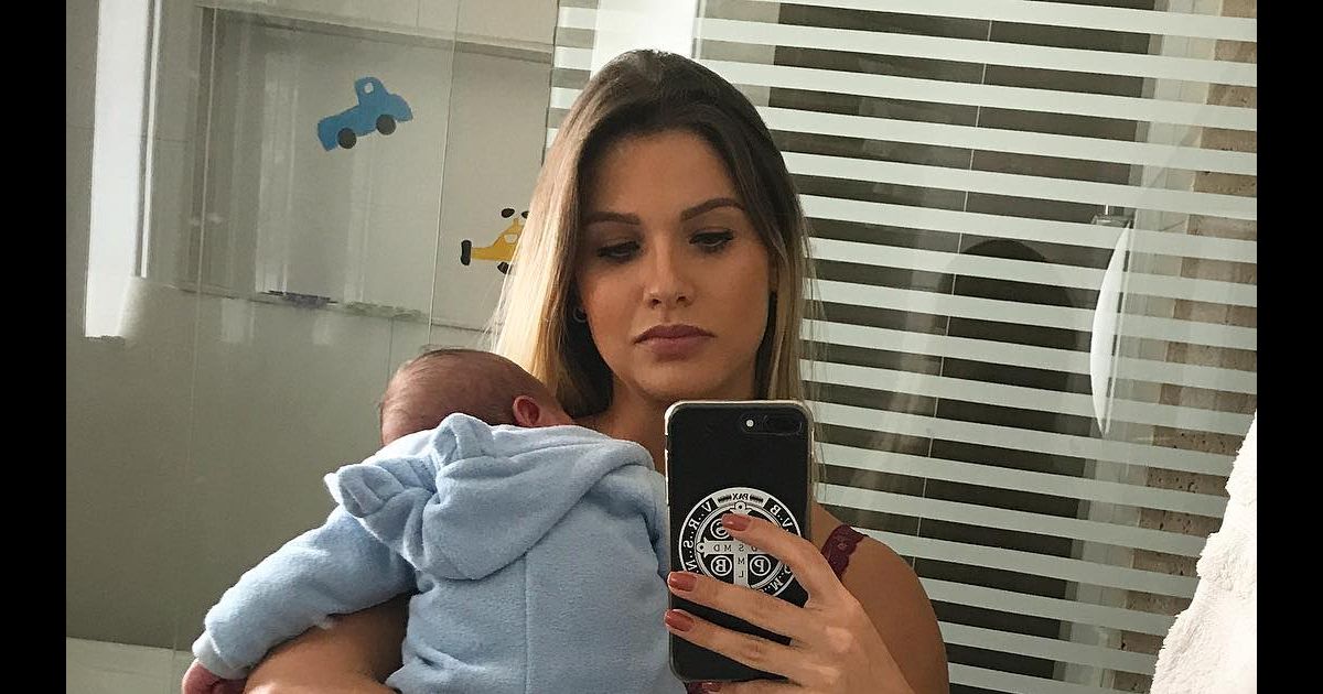 Mulher De Gusttavo Lima Andressa Suita Posou Com O Filho Recém Nascido Purepeople 