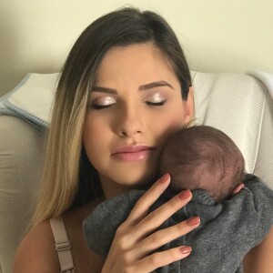 Andressa Suita publicou uma foto com o filho, Gabriel, no colo