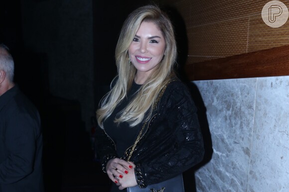 Paula Fernandes apresenta turnê 'Acústico - Voz e Violão', no Teatro Bradesco, no Shopping Village Mall, na Barra da Tijuca, Zona Oeste do Rio de Janeiro, nesta quinta-feira, 20 de julho de 2017 