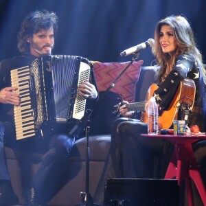 Paula Fernandes deixa o público pedir música e canta em um sofá: 'É como se fosse o sofá da Hebe. É alegria'