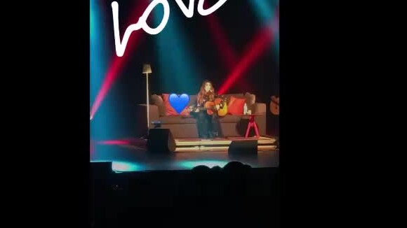 Namorado de Paula Fernandes se derrete por cantora em show: 'Amor'. Vídeo!