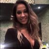 Arthur Aguiar 'babou' por Mayra Cardi ao publicar um vídeo do look decotado da ex-BBB, em seu Instagram, na última quinta-feira, 20 de julho de 2017