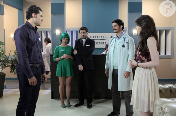 Na novela 'Carinha de Anjo', Gustavo (Carlo Porto) sentirá ciúmes do Doutor André (Bruno Lopes) falando com Cecília (Bia Arantes)