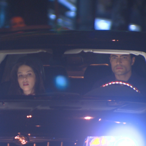 Gustavo (Carlo Porto) leva Cecília (Bia Arantes) em casa depois da ex-noviça visitar Dulce Maria (Lorena Queiroz) no hospital na novela 'Carinha de Anjo'