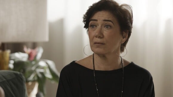 Silvana (Lília Cabral) tira dinheiro da conta de Eurico (Humberto Martins) às escondidas, na novela 'A Força do Querer'