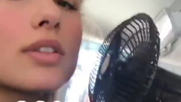 Sasha Meneghel usou o ventilador portátil de um táxi para fugir do calor de Nova York, nesta sexta-feira, 21 de julho de 2017