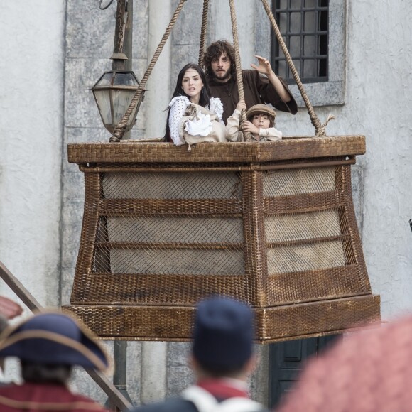 Thomas (Gabriel Braga Nunes) conta ao ministro como Anna (Isabelle Drummond) fugiu de sua casa, na novela 'Novo Mundo'