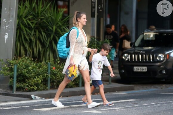 Leticia Birkheuer passeou com o filho, João Guilherme, no Leblon nesta sexta-feira, 21 de julho de 2017
