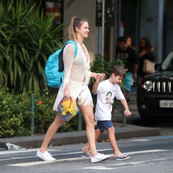 Leticia Birkheuer passeou com o filho, João Guilherme, no Leblon nesta sexta-feira, 21 de julho de 2017