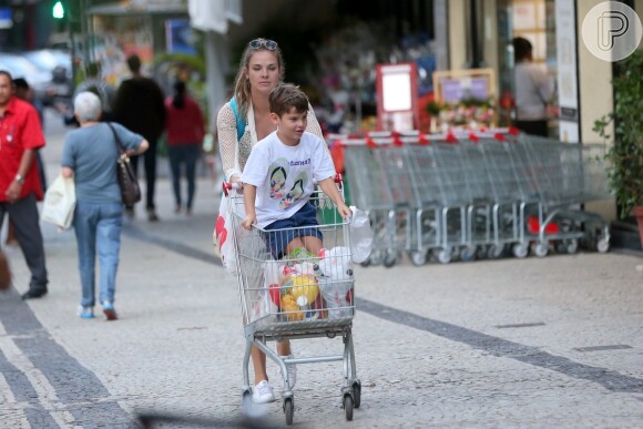 Leticia Birkheuer carregou o filho, João Guilherme, em um carrinho de compras nesta sexta-feira, 21 de julho de 2017